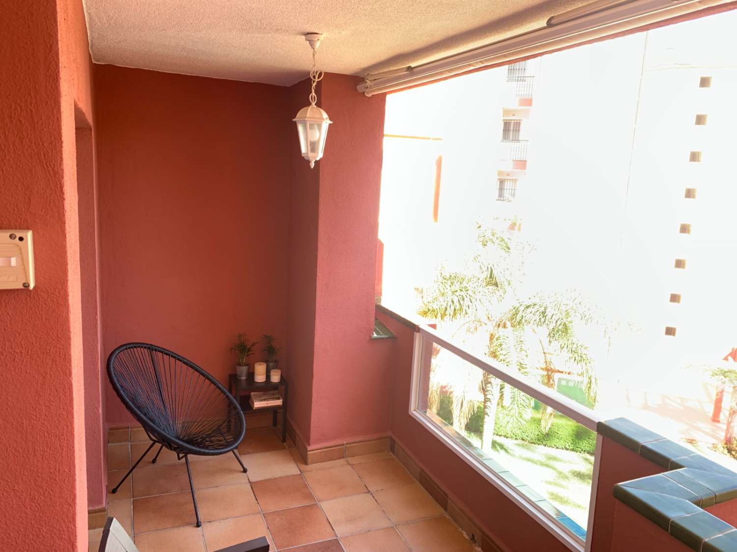 MEDIA  TEMPORADA . SE ALQUILA DESDE AHORA HASTA 30.6.25  BONITO APARTAMENTO CON VISTAS AL MAR  EN BENALMADENA