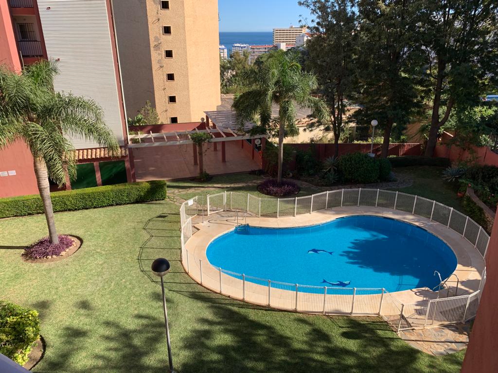 DEMI-SAISON. A LOUER DÈS MAINTENANT JUSQU’AU 30.6.25 BEL APPARTEMENT AVEC VUE SUR LA MER À BENALMADENA