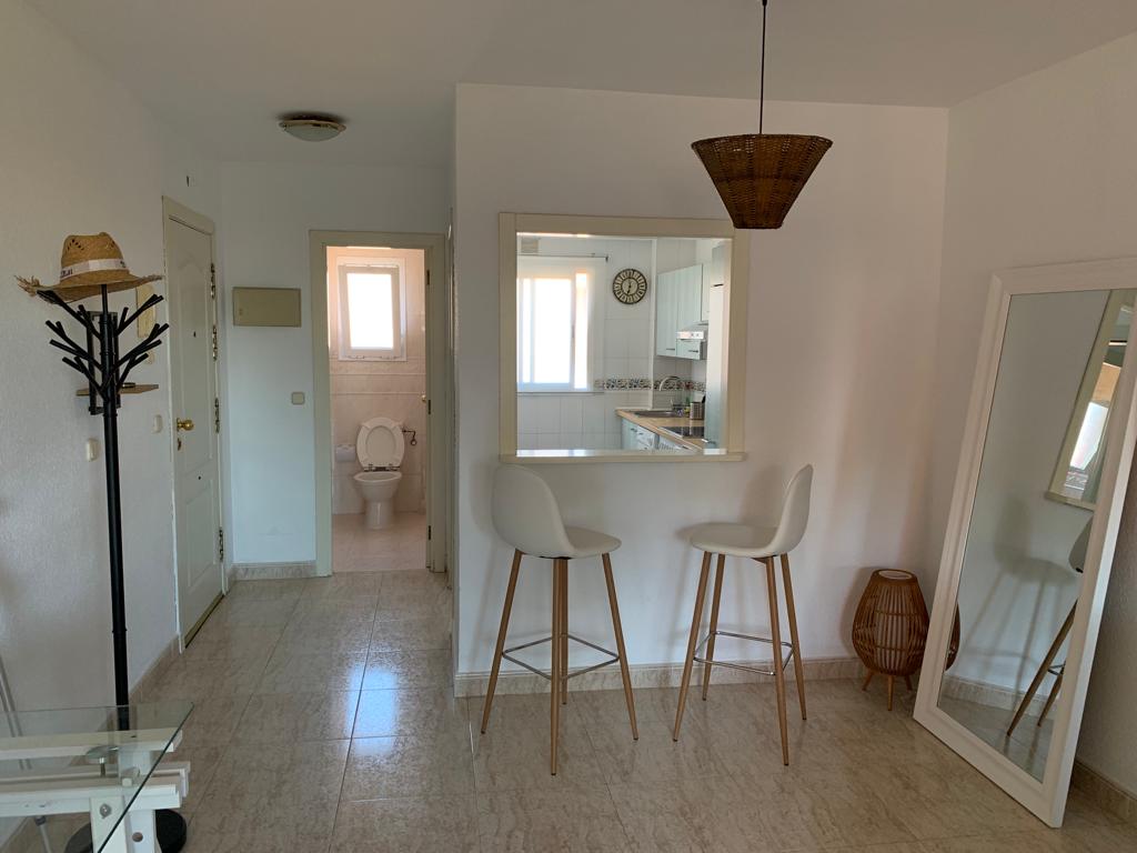 DEMI-SAISON. A LOUER DÈS MAINTENANT JUSQU’AU 30.6.25 BEL APPARTEMENT AVEC VUE SUR LA MER À BENALMADENA