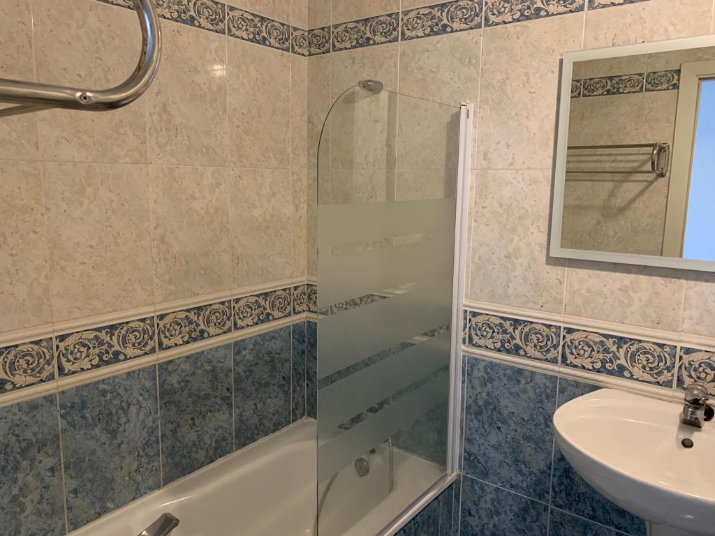 DEMI-SAISON. A LOUER DÈS MAINTENANT JUSQU’AU 30.6.25 BEL APPARTEMENT AVEC VUE SUR LA MER À BENALMADENA