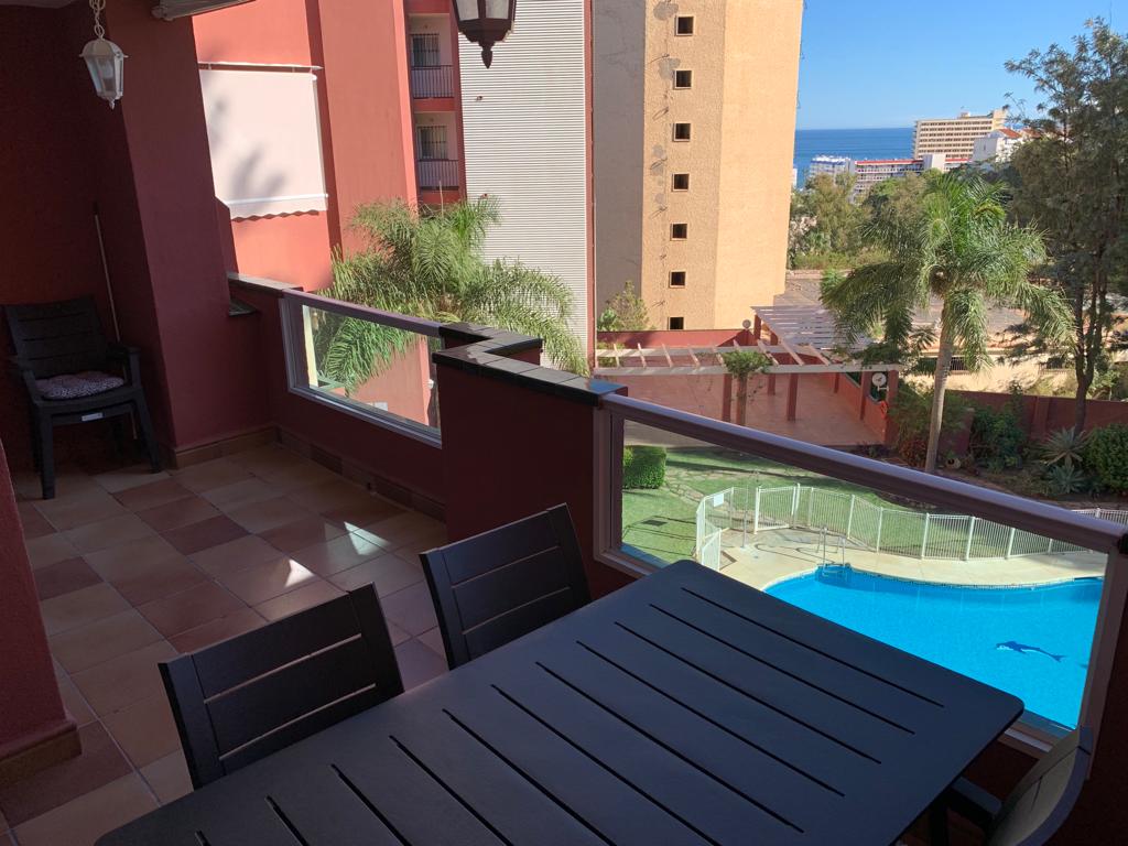 MEDIA  TEMPORADA . SE ALQUILA DESDE AHORA HASTA 30.6.25  BONITO APARTAMENTO CON VISTAS AL MAR  EN BENALMADENA