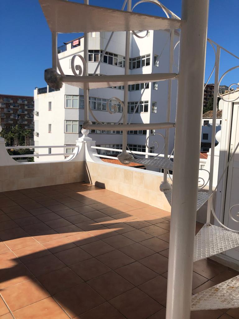 Se alquila por larga temporada SIN MUEBLES  bonito atico duplex con vistas al mar en Benalmadena