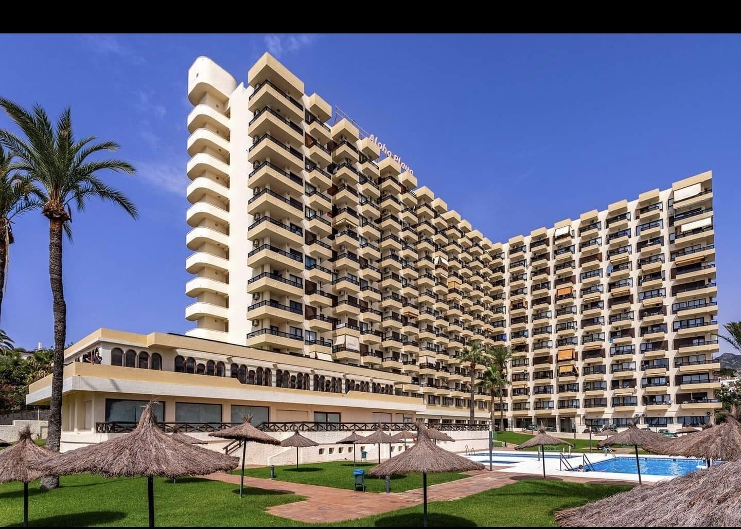 SE VENDE MAGNIFICO APARTAMENTO CON MARAVILLOSAS VISTAS AL MAR EN 1ª LINEA DE PLAYA EN BENALMADENA