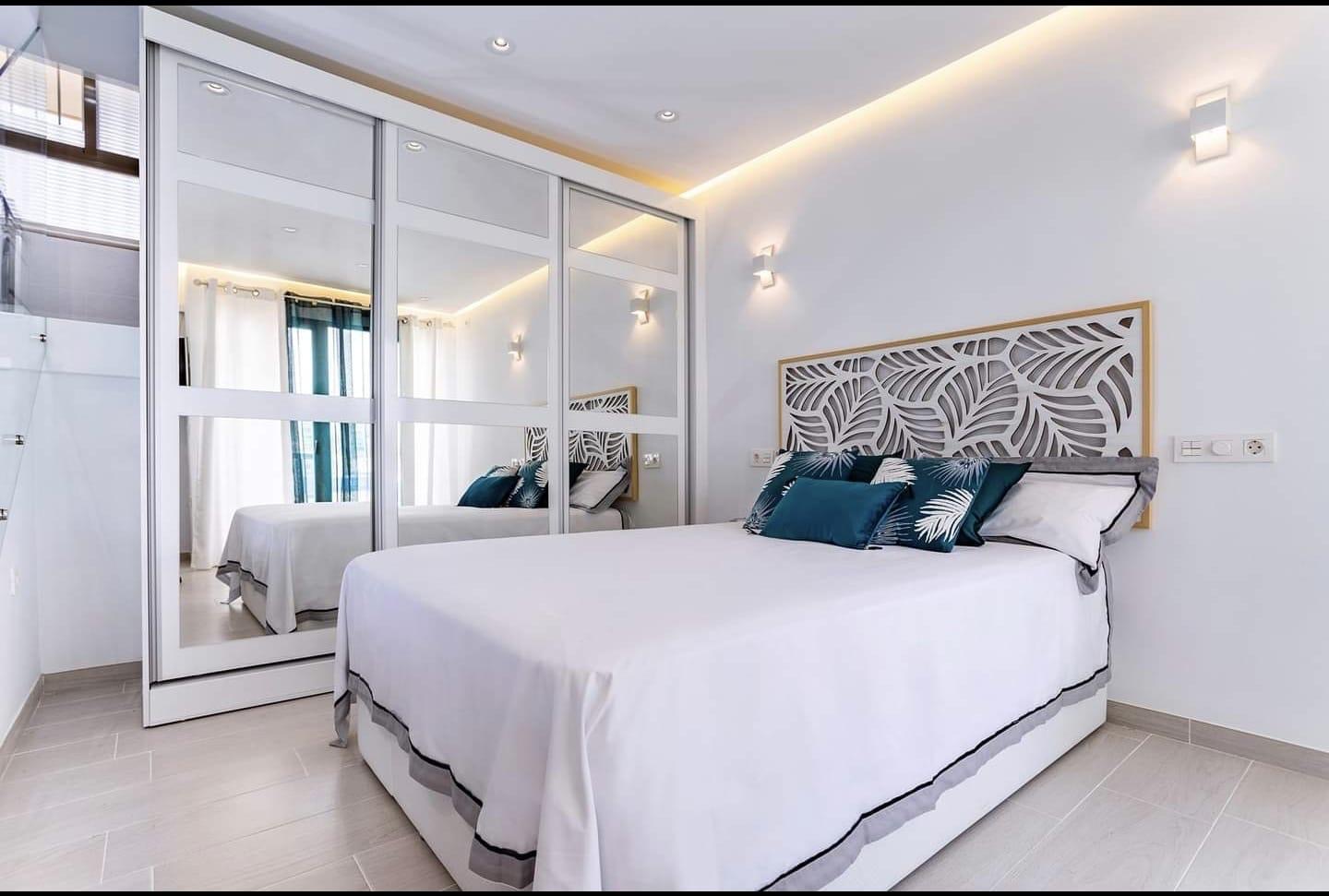 SE VENDE MAGNIFICO APARTAMENTO CON MARAVILLOSAS VISTAS AL MAR EN 1ª LINEA DE PLAYA EN BENALMADENA