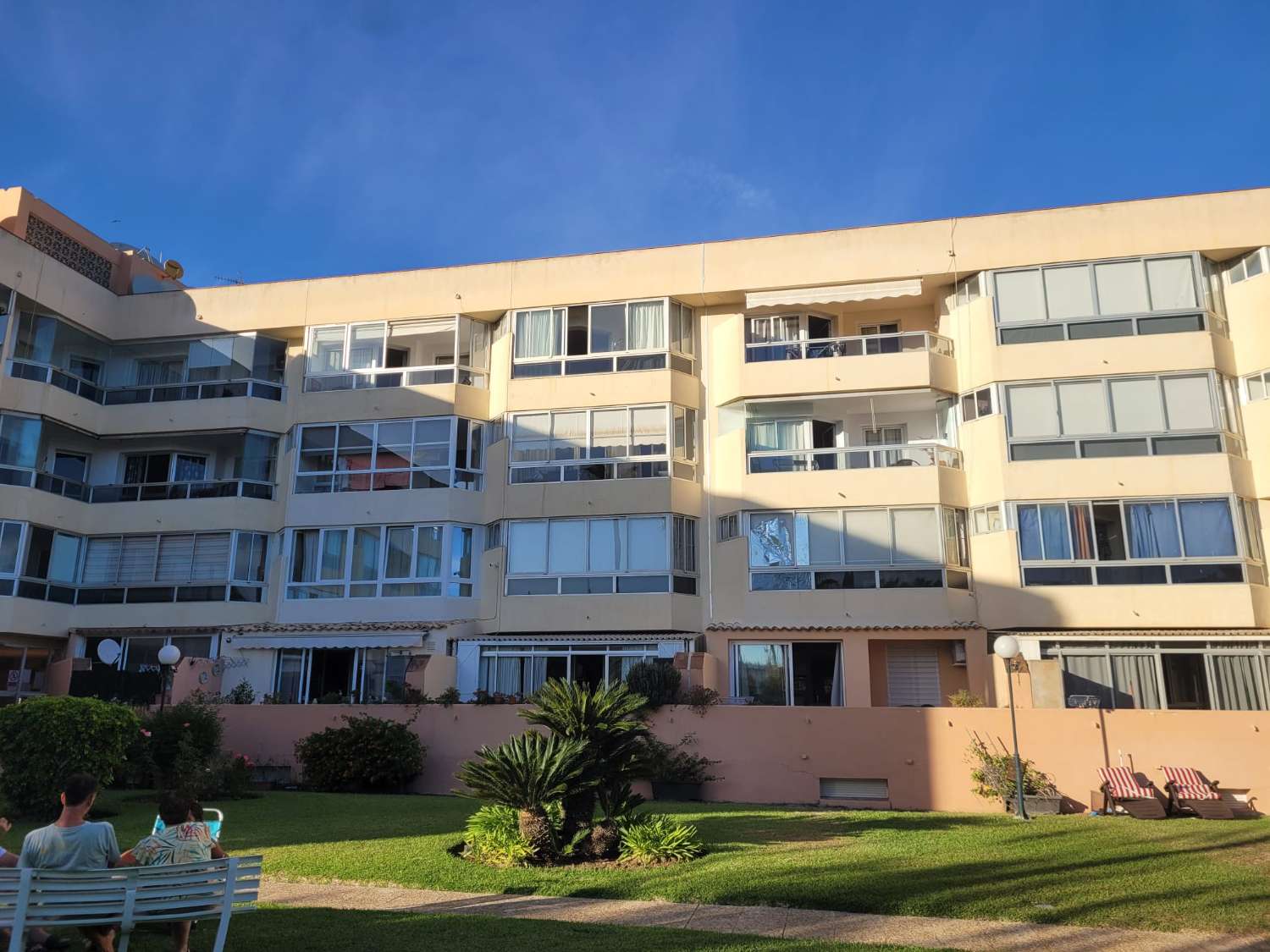 Half season . For rent from 21.10.24-31.5.25 Nice apartment with sea views in La Carihuela ( Torremolinos)