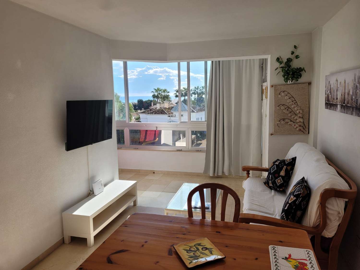 Half season . For rent from 21.10.24-31.5.25 Nice apartment with sea views in La Carihuela ( Torremolinos)