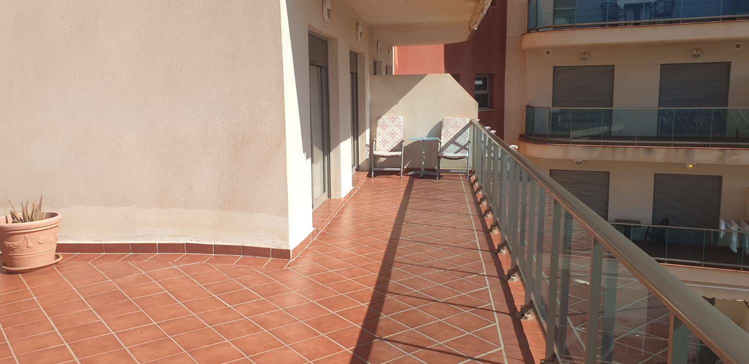 DEMI-SAISON. A LOUER DU 19.11.24 - 15.6.25 BEL APPARTEMENT AVEC VUE SUR LA MER À 200 MÈTRES DE LA PLAGE À BENALMADENA