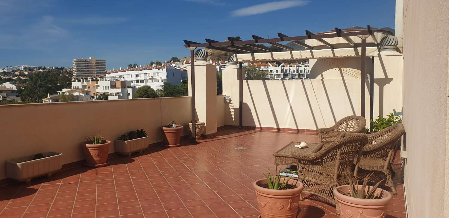 DEMI-SAISON. A LOUER DU 19.11.24 - 15.6.25 BEL APPARTEMENT AVEC VUE SUR LA MER À 200 MÈTRES DE LA PLAGE À BENALMADENA