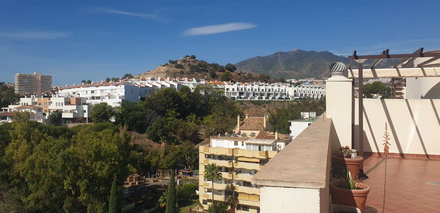 DEMI-SAISON. A LOUER DU 19.11.24 - 15.6.25 BEL APPARTEMENT AVEC VUE SUR LA MER À 200 MÈTRES DE LA PLAGE À BENALMADENA