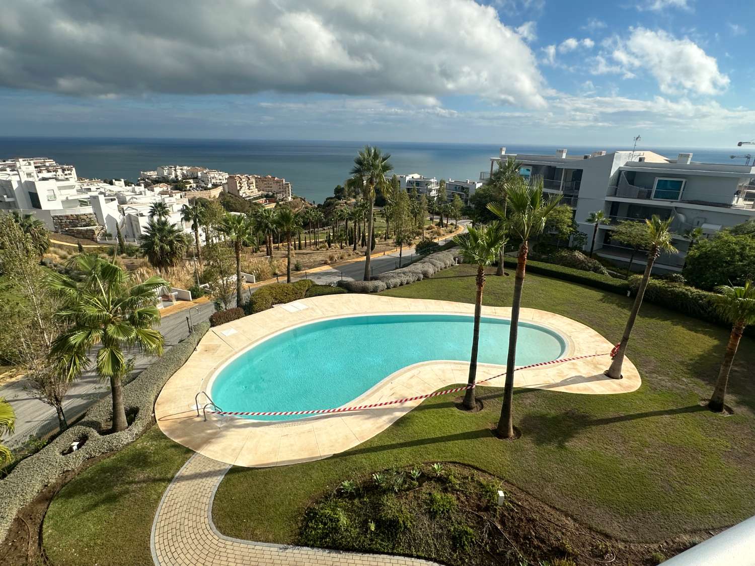 MEDIA TEMPORADA SE ALQUILA DESDE AHORA HASTA 30.6.205 MAGNIFICO ATICO CON IMPRESIONANTES  VISTAS AL MAR EN BENALMADENA