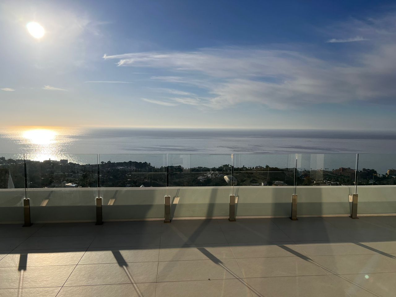 LANGSIKTIG TIL LEIE FRA NÅ AV PRAKTFULL PENTHOUSE MED FANTASTISK HAVUTSIKT I BENALMADENA