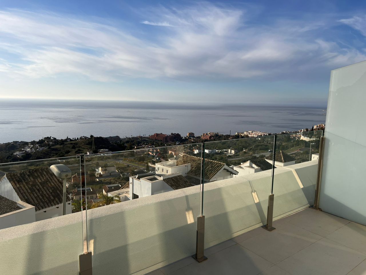 LANGSIKTIG TIL LEIE FRA NÅ AV PRAKTFULL PENTHOUSE MED FANTASTISK HAVUTSIKT I BENALMADENA