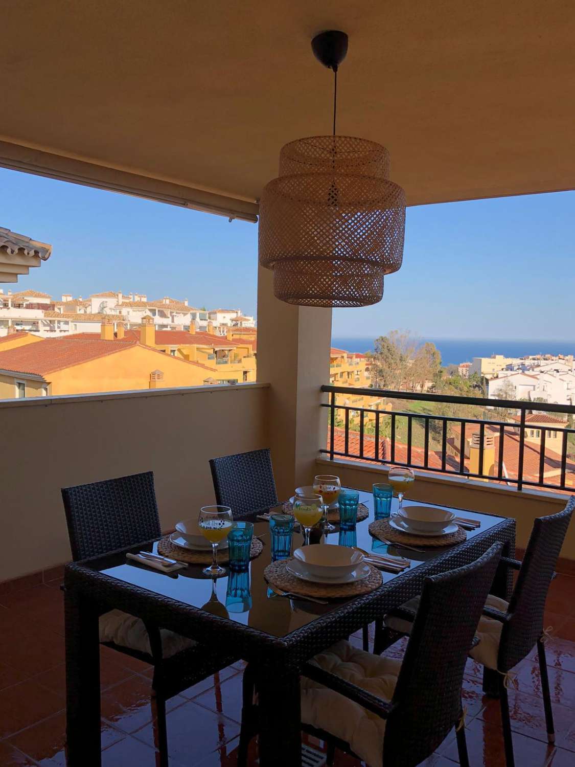 LANGE SAISON. ZU VERMIETEN SEIT OKTOBER 2024 SCHÖNE WOHNUNG MIT MEERBLICK IN BENALMADENA