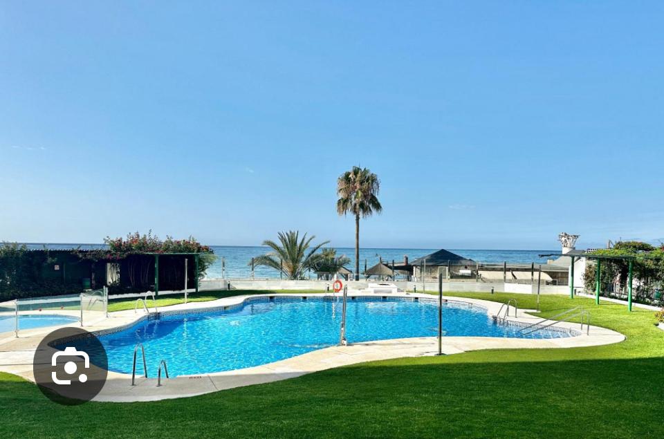 MEDIA TEMPORADA - DESDE AHORA HASTA 31/05/2025 BONITO APARTAMENTO C0N VISTAS AL MAR  A POCOS METROS DE LA PLAYA EN MARBELLA