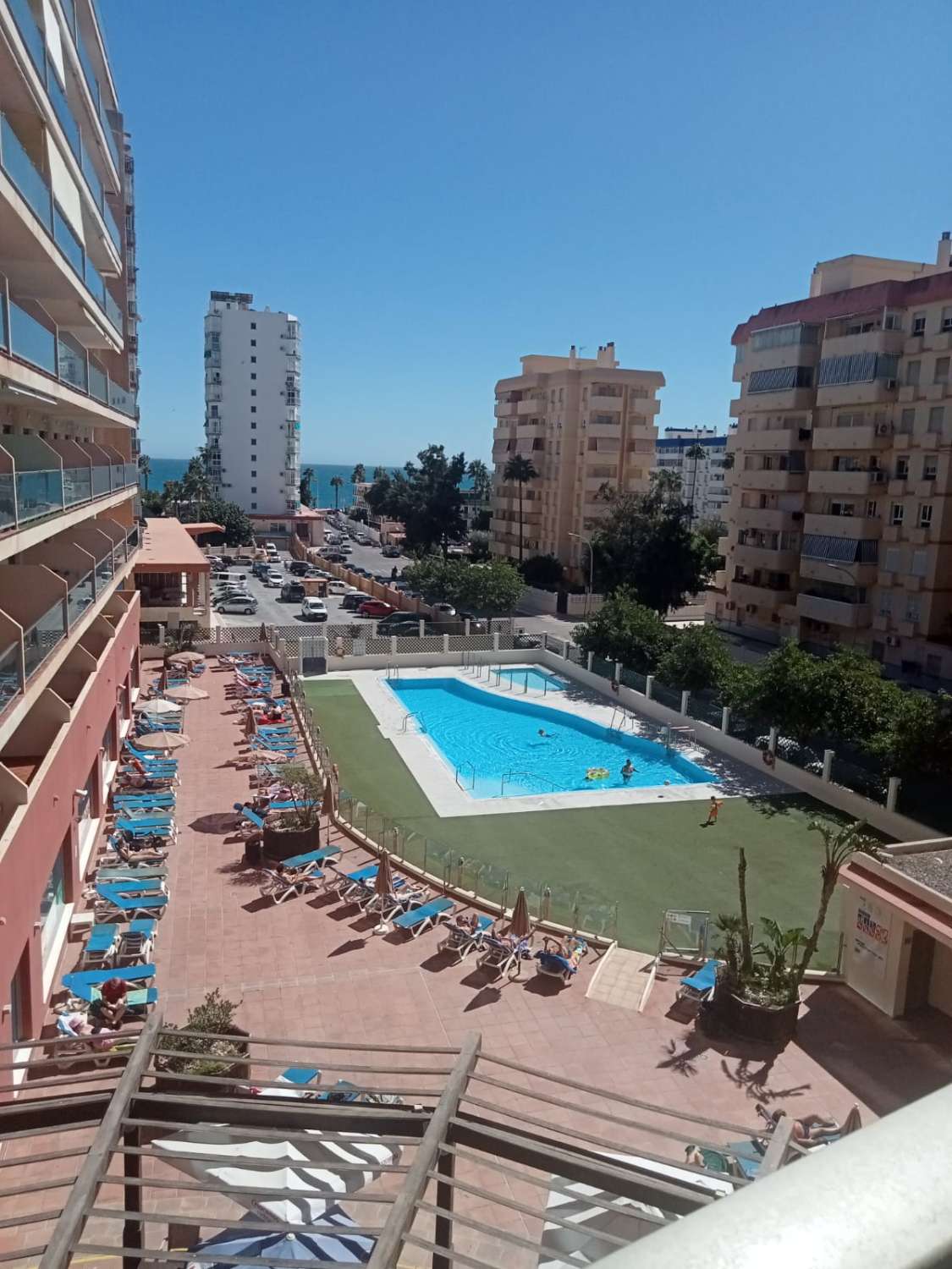 MID-SEASON - TREVLIG LÄGENHET NÅGRA METER FRÅN STRANDEN I BENALMADENA