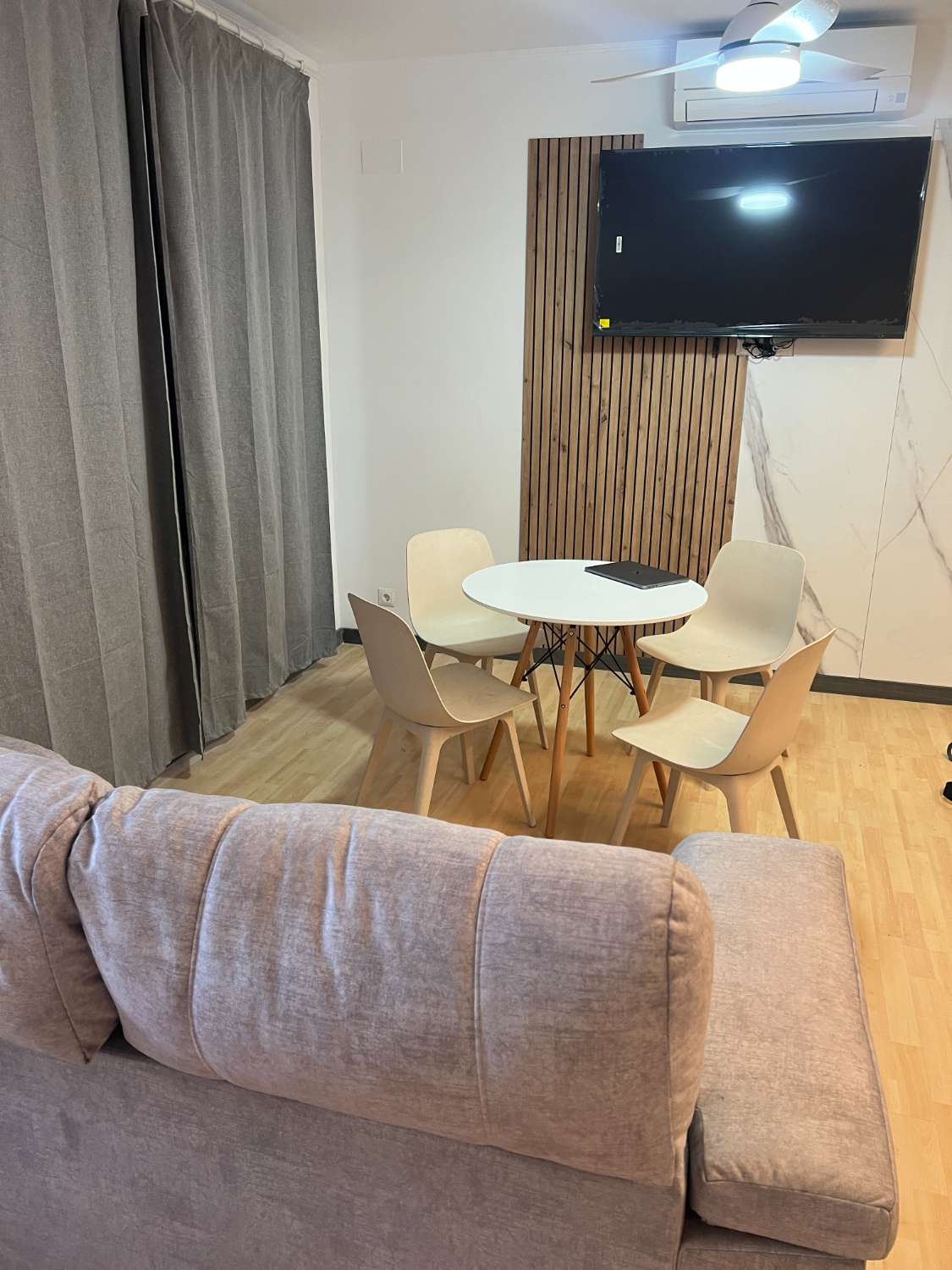 MEDIA TEMPORADA . SE ALQUILA DESDE AHORA HASTA 30 .6.25 BONITO APARTAMENTO TOTALMENTE REFORMADO EN BENALMADENA