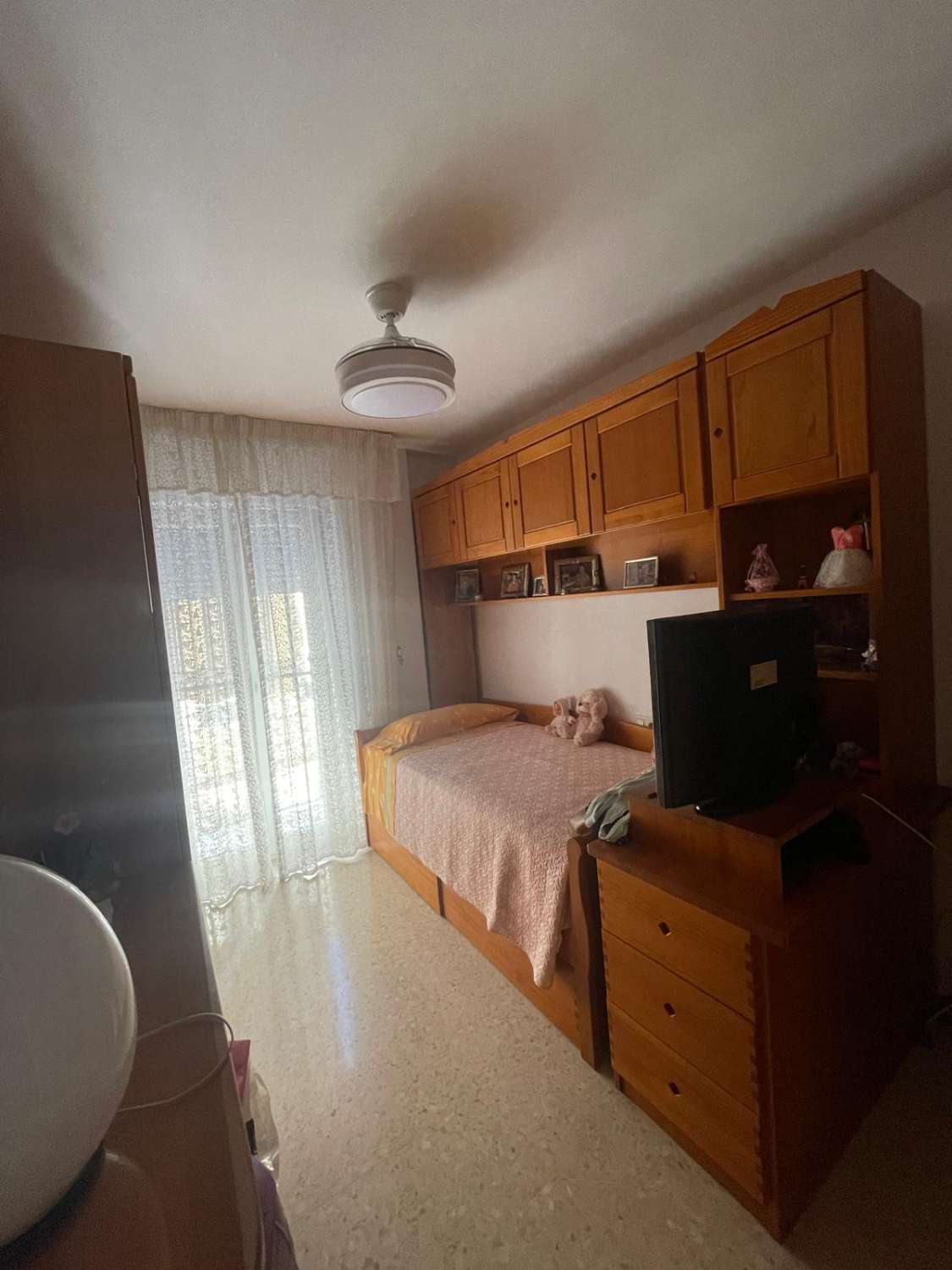 Se vende bonito apartamento  cerca del puerto deportivo con vistas parciales al mar en Fuengirola