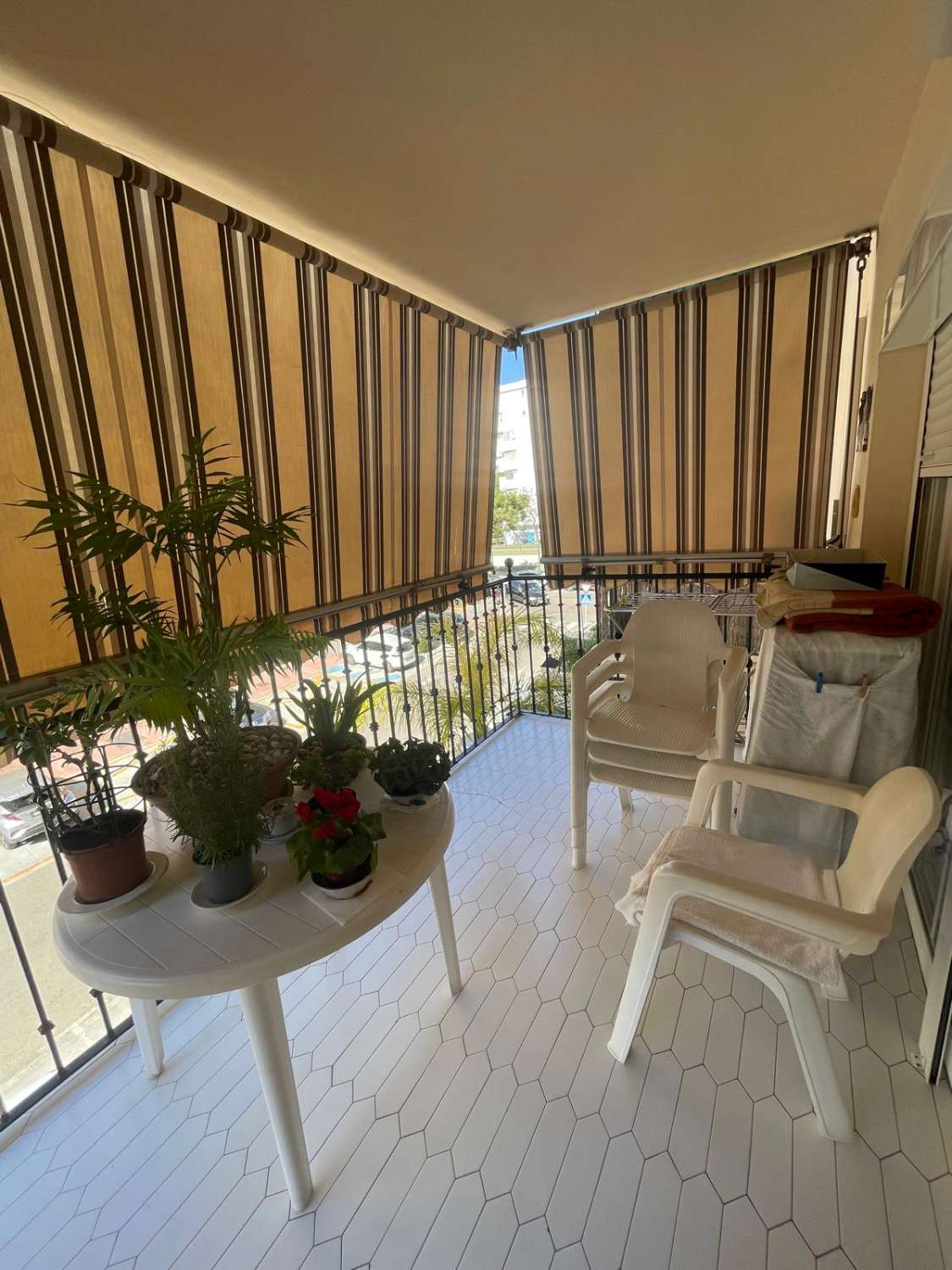 Mooi appartement te koop in de buurt van de jachthaven met gedeeltelijk uitzicht op zee in Fuengirola