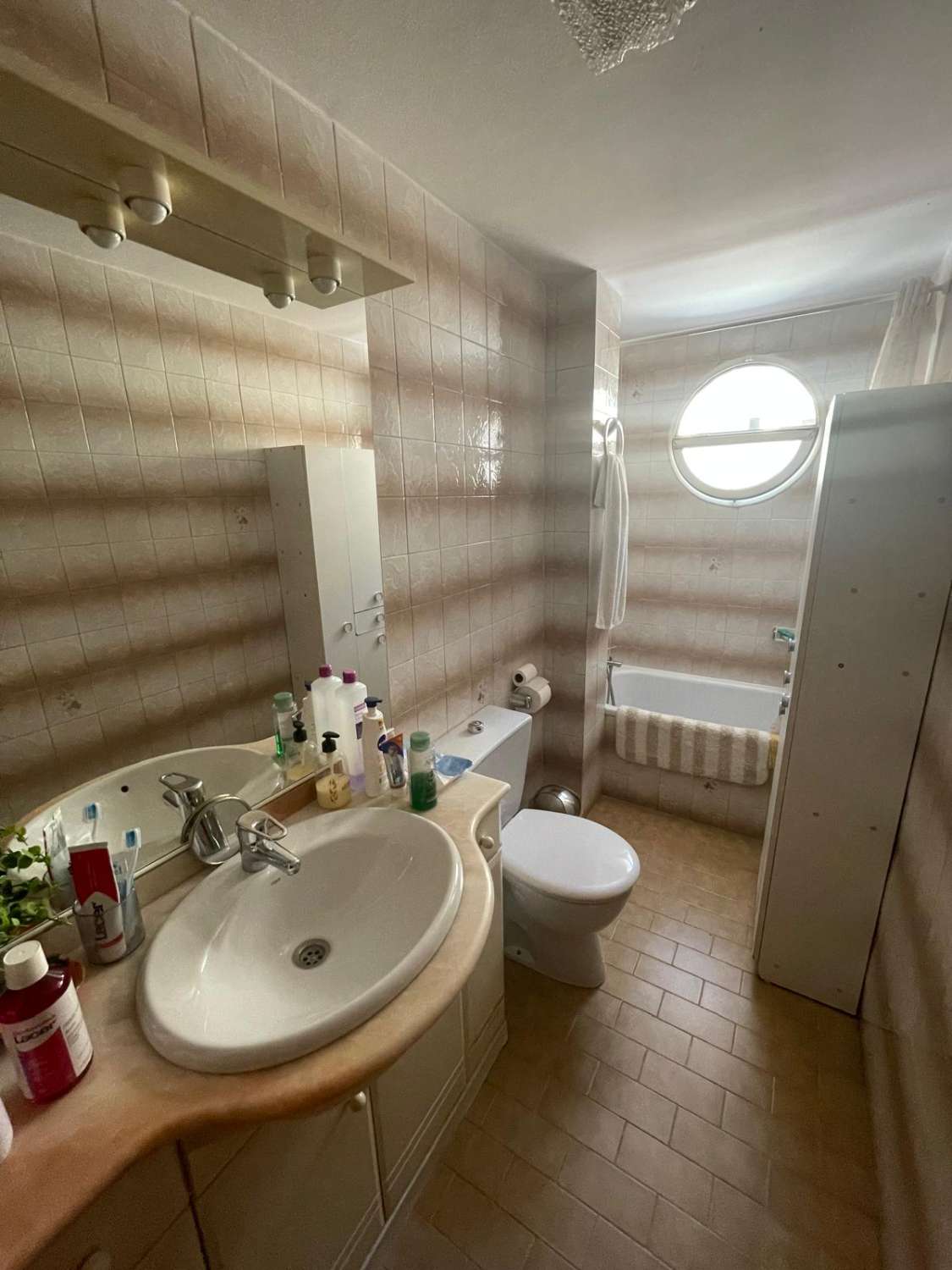 Mooi appartement te koop in de buurt van de jachthaven met gedeeltelijk uitzicht op zee in Fuengirola