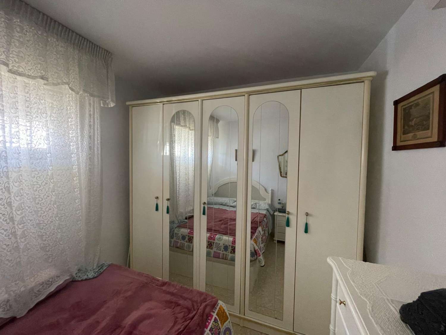 Se vende bonito apartamento  cerca del puerto deportivo con vistas parciales al mar en Fuengirola