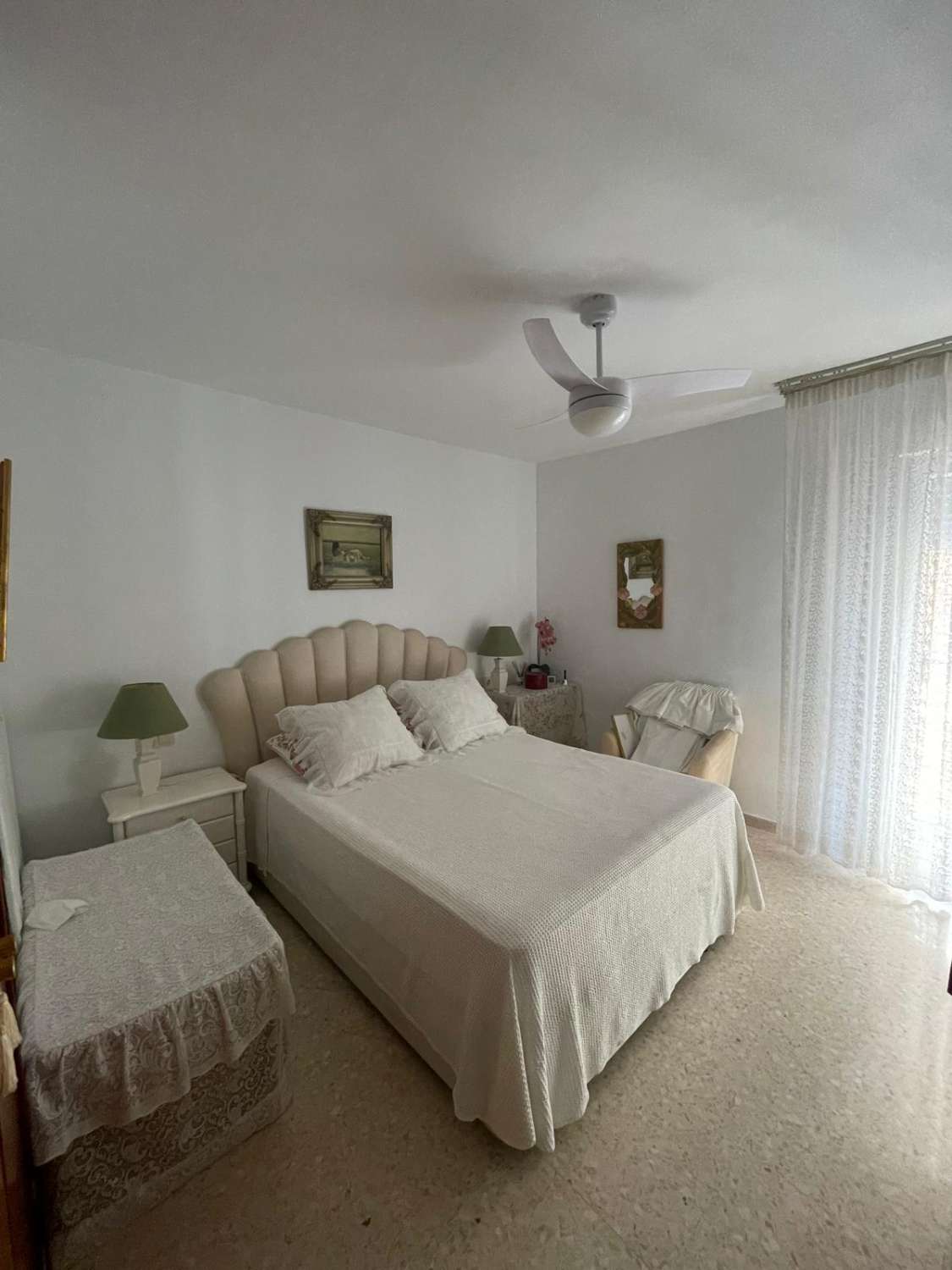 Mooi appartement te koop in de buurt van de jachthaven met gedeeltelijk uitzicht op zee in Fuengirola