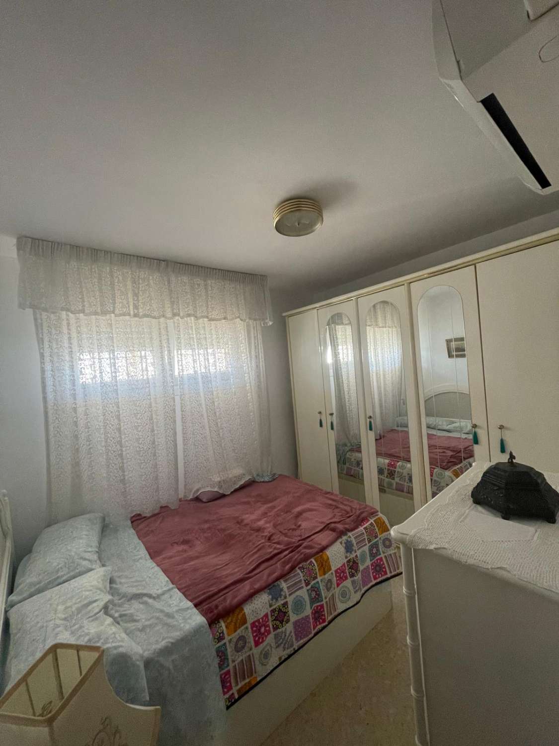 Schöne Wohnung zum Verkauf in der Nähe des Yachthafens mit teilweisem Meerblick in Fuengirola