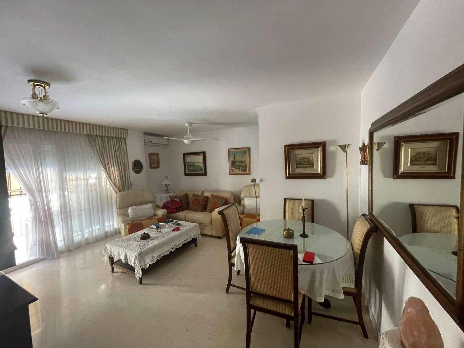 Bel appartement à vendre près de la marina avec vue partielle sur la mer à Fuengirola