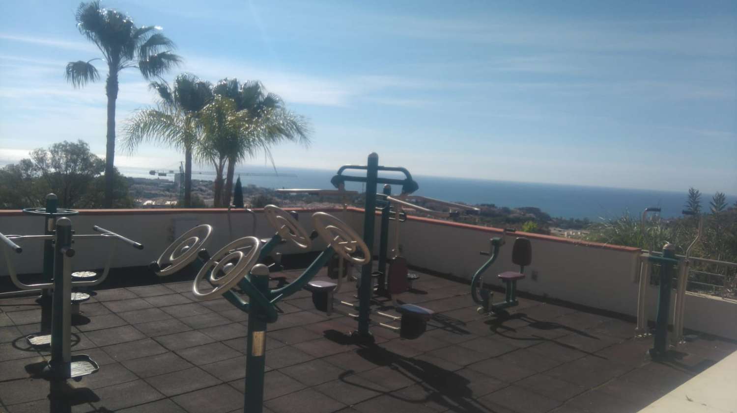 SE ALQUILA POR LARGA TEMPORADA DESDE 15.12.24 BONITO APARTAMENTO CON VISTAS AL MAR  EN BENALMADENA