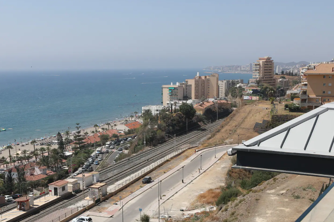 MEDIA TEMPORADA SE ALQUILA DESDE 02/11/2024 -31/05/2025 MAGNIFICO ATICO CON IMPRESIONANTES VISTAS AL MAR EN FUENGIROLA