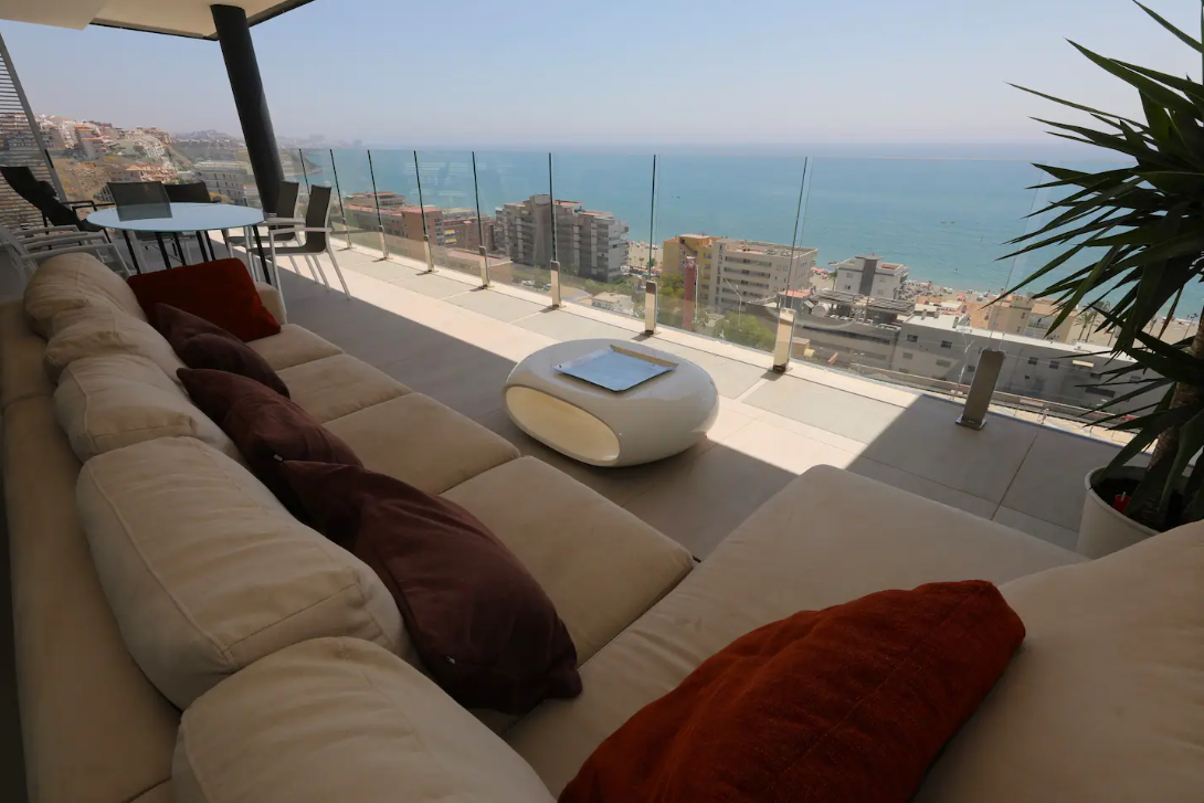 HALF SEIZOEN TE HUUR VAN 28/11/2024 -31/05/2025 PRACHTIG APPARTEMENT MET PRACHTIG UITZICHT OP ZEE IN FUENGIROLA