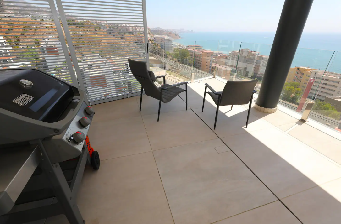 HALF SEIZOEN TE HUUR VAN 28/11/2024 -31/05/2025 PRACHTIG APPARTEMENT MET PRACHTIG UITZICHT OP ZEE IN FUENGIROLA