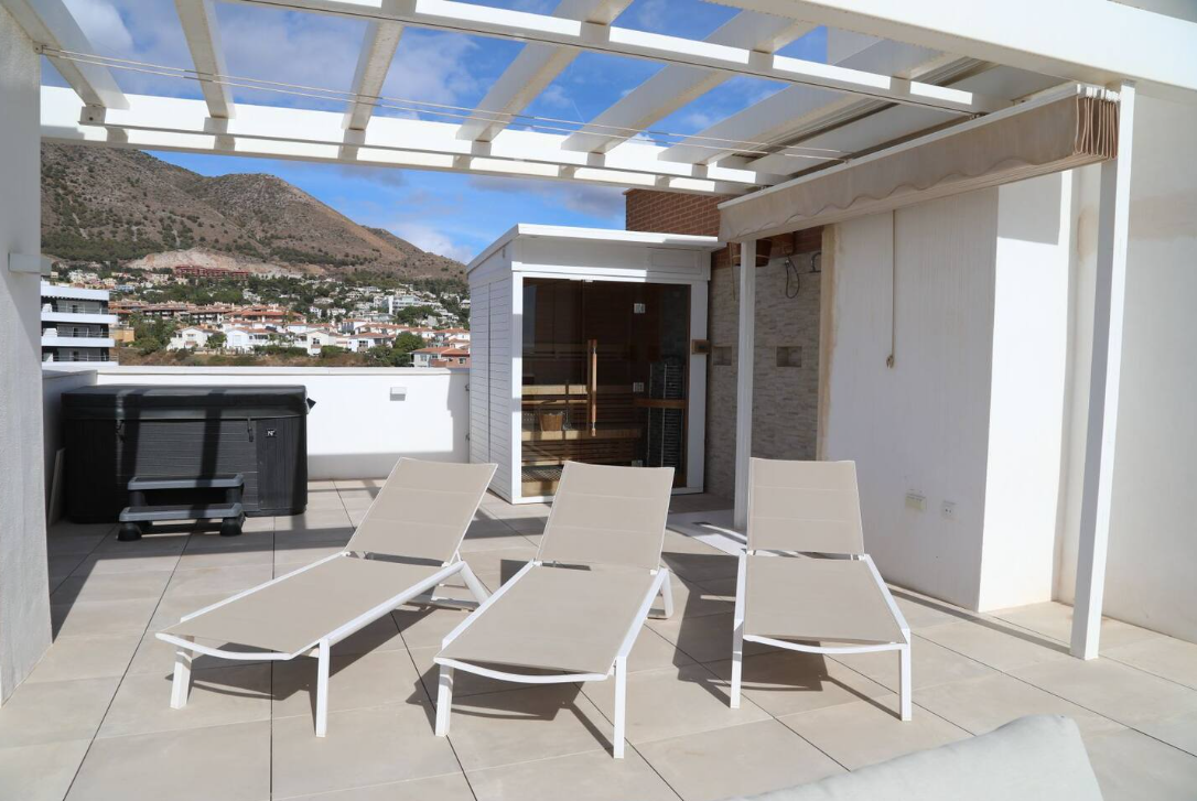 HALBSAISON ZU VERMIETEN VOM 30.10.2024 -12.11.2025UND VOM 18.01.2025 - 31.05.2025 WUNDERSCHÖNES PENTHOUSE MIT HERRLICHEM MEERBLICK IN FUENGIROLA