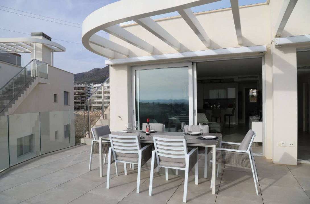 HALBSAISON ZU VERMIETEN VOM 30.10.2024 -12.11.2025UND VOM 18.01.2025 - 31.05.2025 WUNDERSCHÖNES PENTHOUSE MIT HERRLICHEM MEERBLICK IN FUENGIROLA