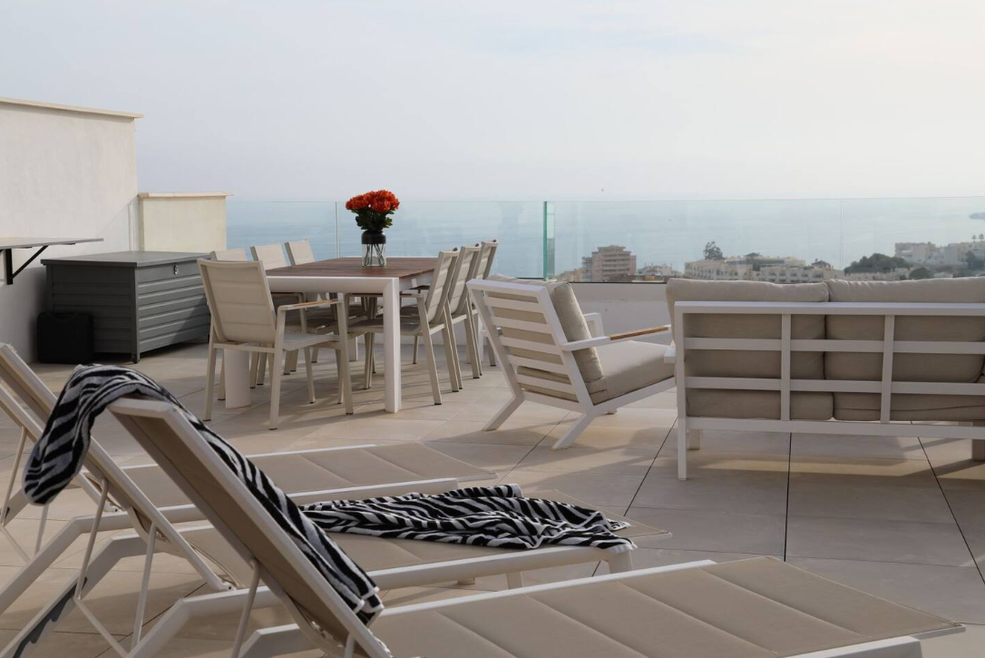 HALBSAISON ZU VERMIETEN VOM 30.10.2024 -12.11.2025UND VOM 18.01.2025 - 31.05.2025 WUNDERSCHÖNES PENTHOUSE MIT HERRLICHEM MEERBLICK IN FUENGIROLA