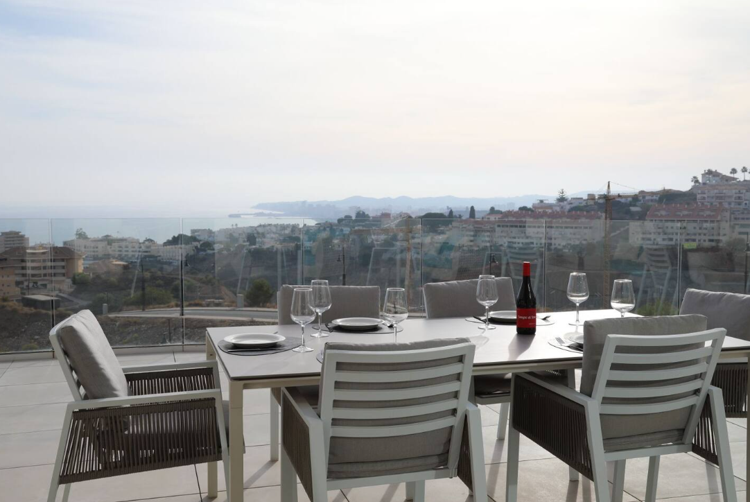 HALBSAISON ZU VERMIETEN VOM 30.10.2024 -12.11.2025UND VOM 18.01.2025 - 31.05.2025 WUNDERSCHÖNES PENTHOUSE MIT HERRLICHEM MEERBLICK IN FUENGIROLA