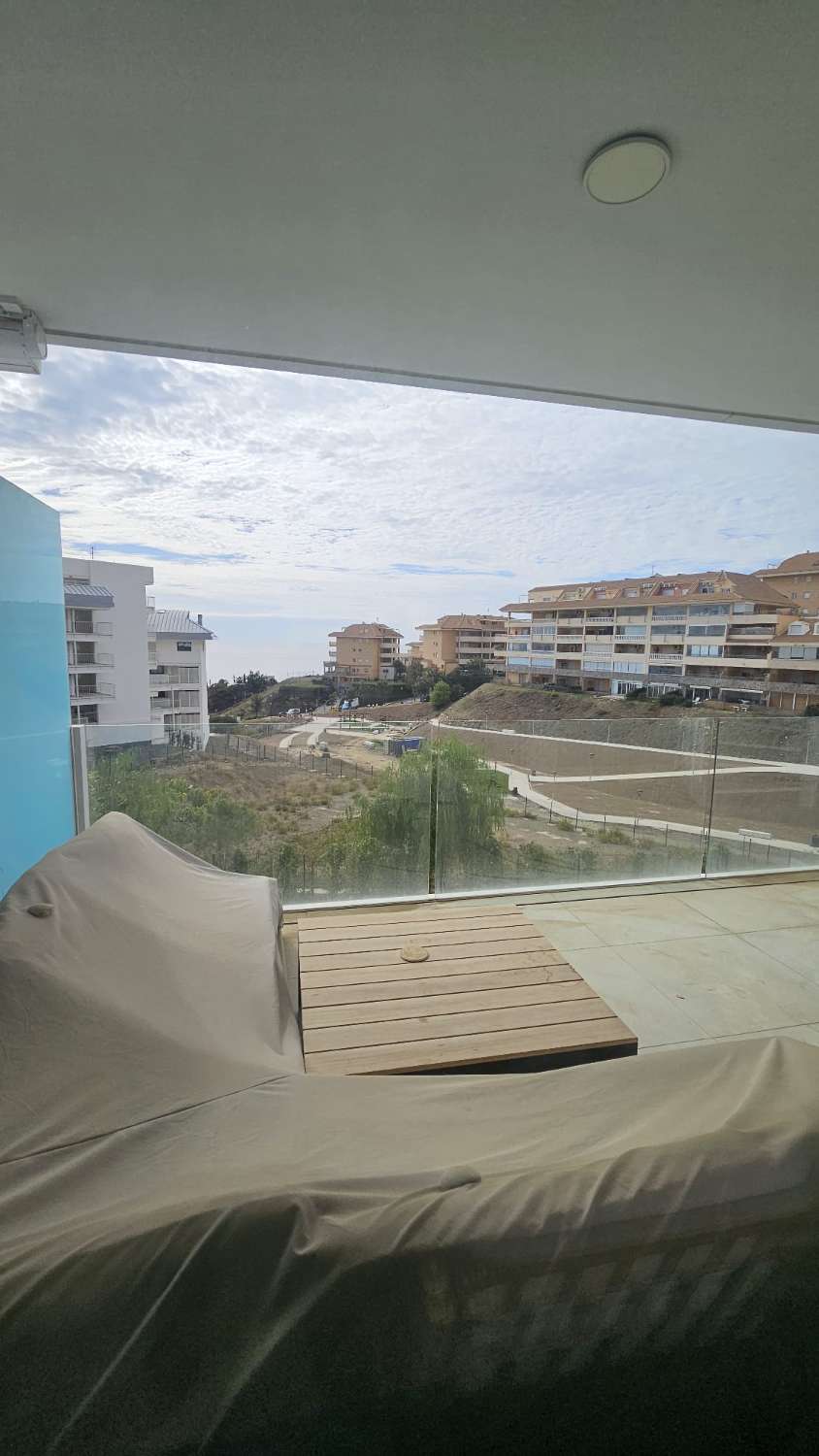 LARGA TEMPORADA SE ALQUILA DESDE AHORA MAGNIFICO ATICO CON VISTAS AL MAR EN FUENGIROLA