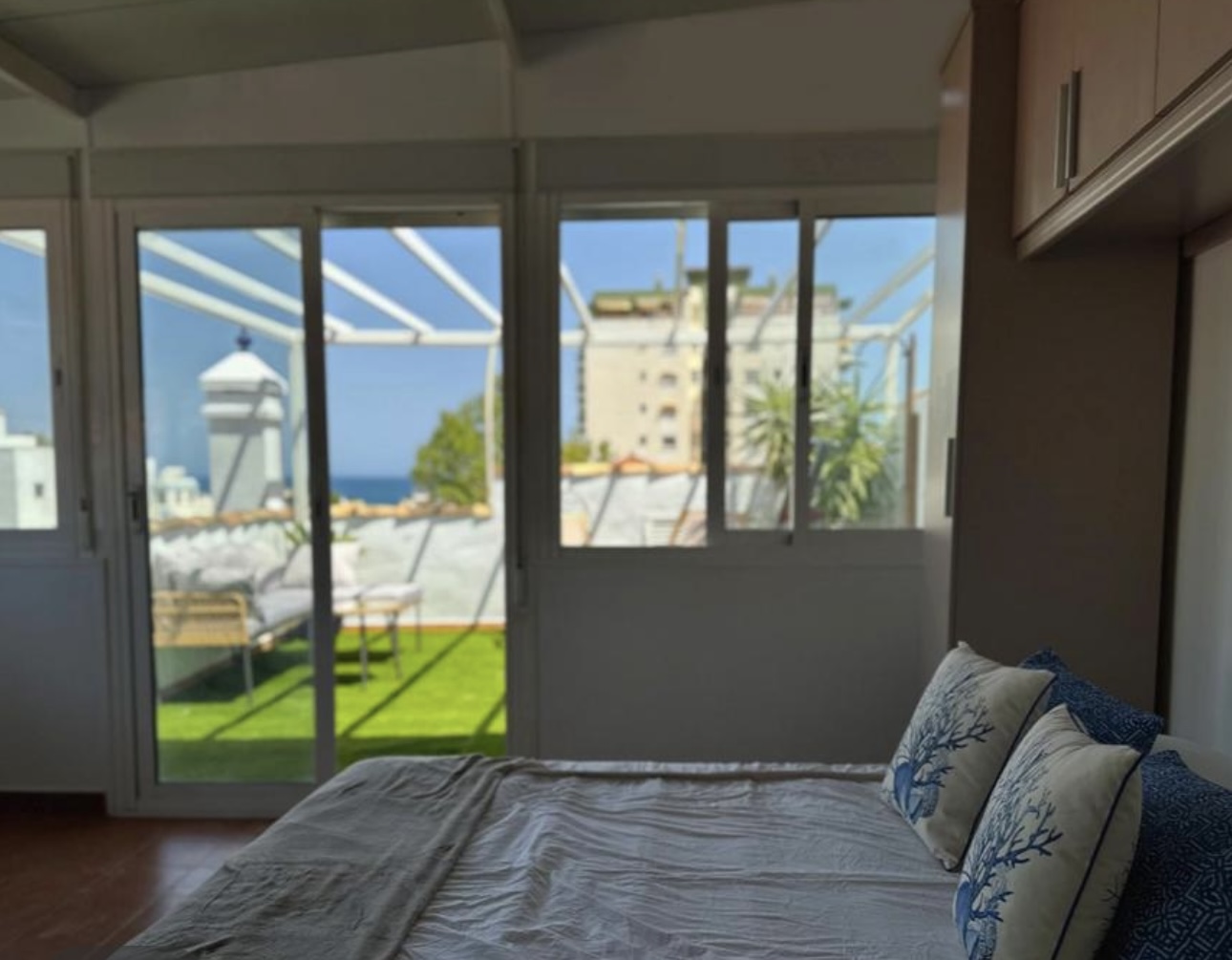 SE VENDE  BONITO CHALET ADOSADO EN MONTEMAR CON VISTAS AL MAR  (LA  CARIHUELA)  (TORREMOLINOS)