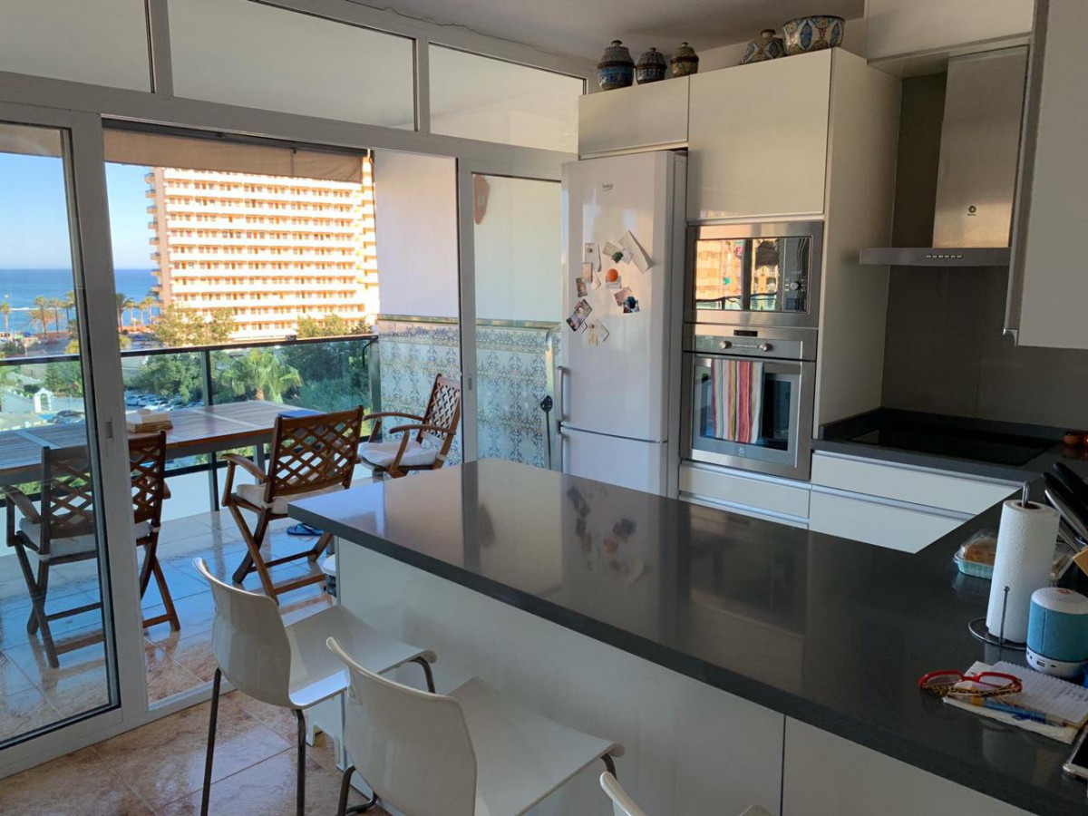 SE VENDE BONITO APARTAMENTO EN 2ª  LINEA DE PLAYA CON VISTAS MAR EN BENALMADENA