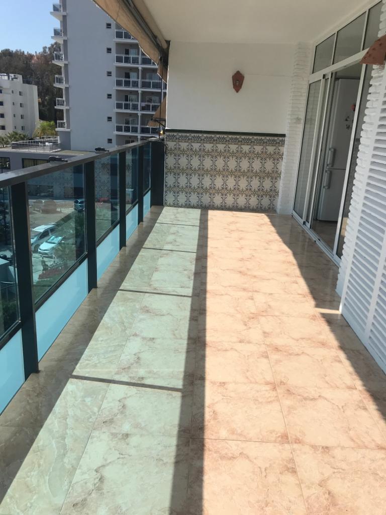 SE VENDE BONITO APARTAMENTO EN 2ª  LINEA DE PLAYA CON VISTAS MAR EN BENALMADENA