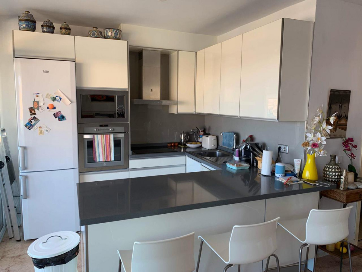 SE VENDE BONITO APARTAMENTO EN 2ª  LINEA DE PLAYA CON VISTAS MAR EN BENALMADENA