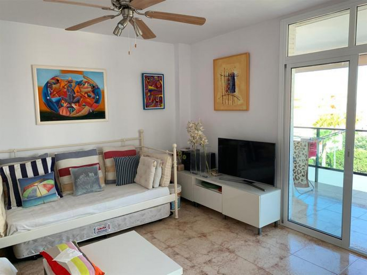 SE VENDE BONITO APARTAMENTO EN 2ª  LINEA DE PLAYA CON VISTAS MAR EN BENALMADENA