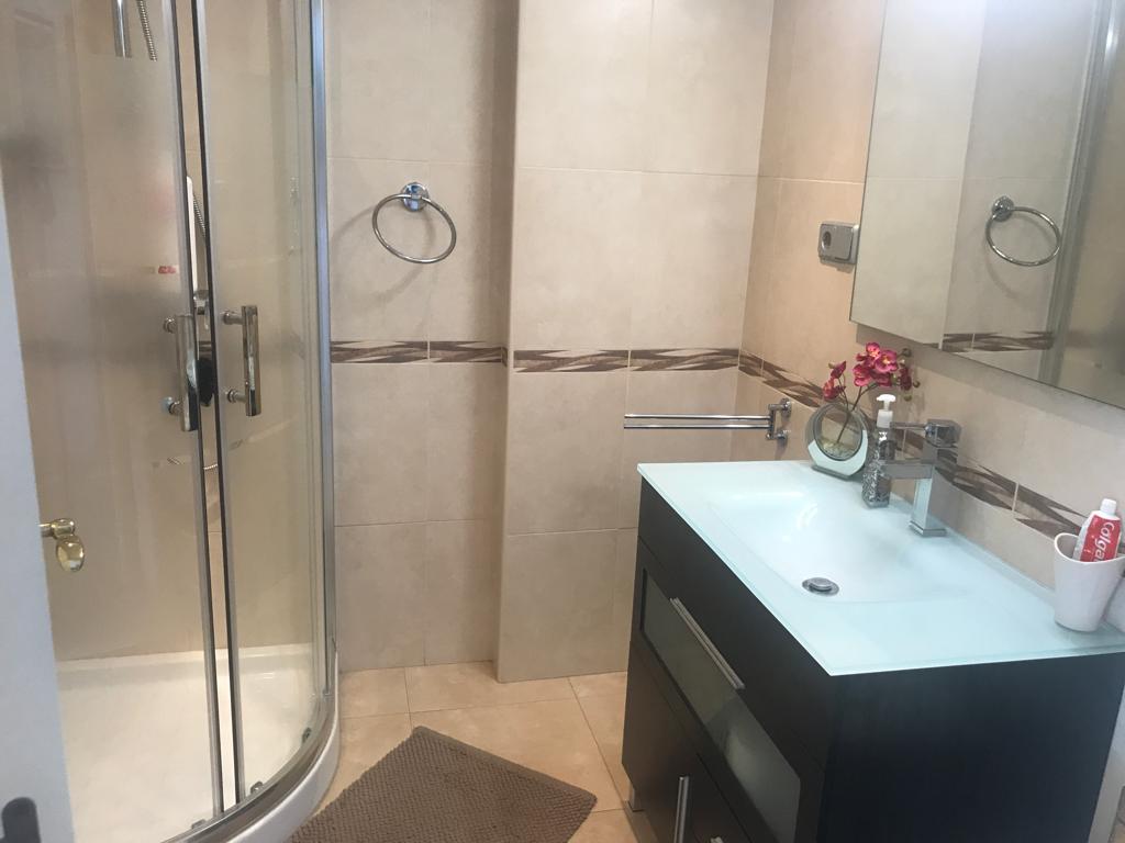 SE VENDE BONITO APARTAMENTO EN 2ª  LINEA DE PLAYA CON VISTAS MAR EN BENALMADENA