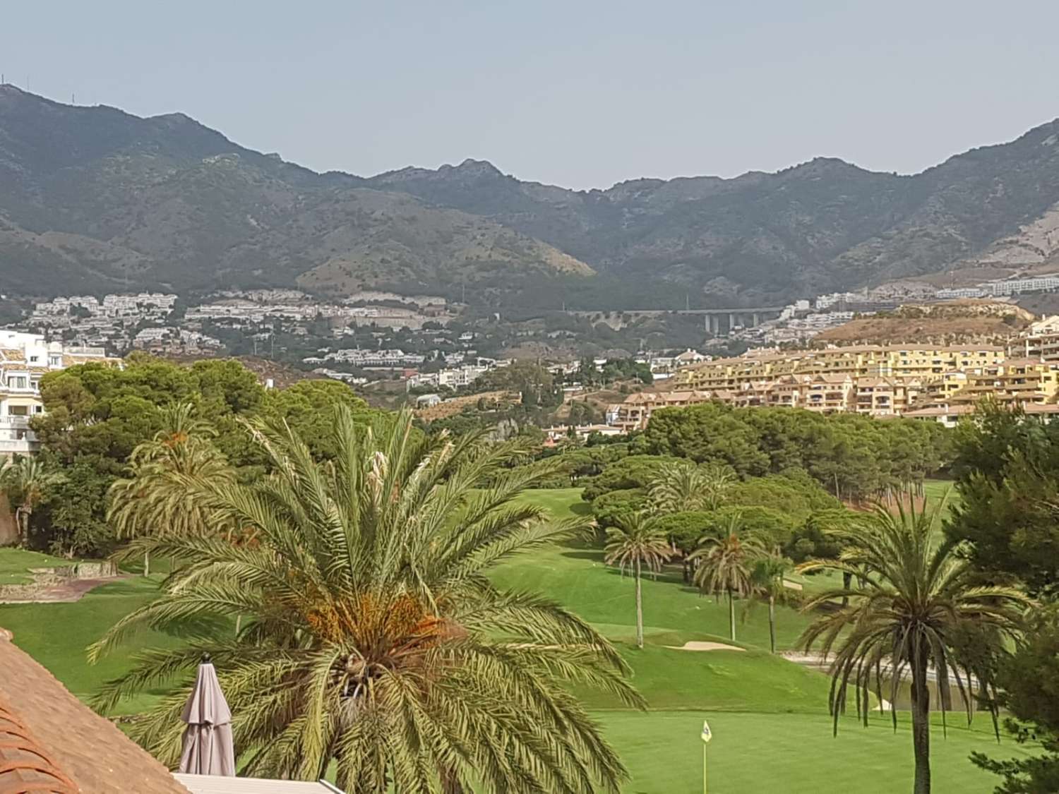 LÅNGSIKTIG VACKER DUPLEX TAKVÅNING ATT HYRA MED UTSIKT ÖVER GOLFBANAN I BENALMADENA