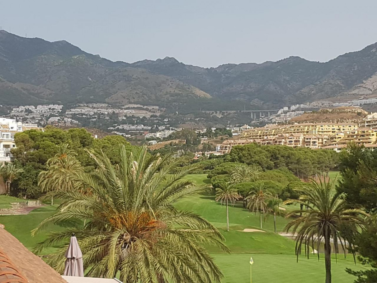 LÅNGSIKTIG VACKER DUPLEX TAKVÅNING ATT HYRA MED UTSIKT ÖVER GOLFBANAN I BENALMADENA