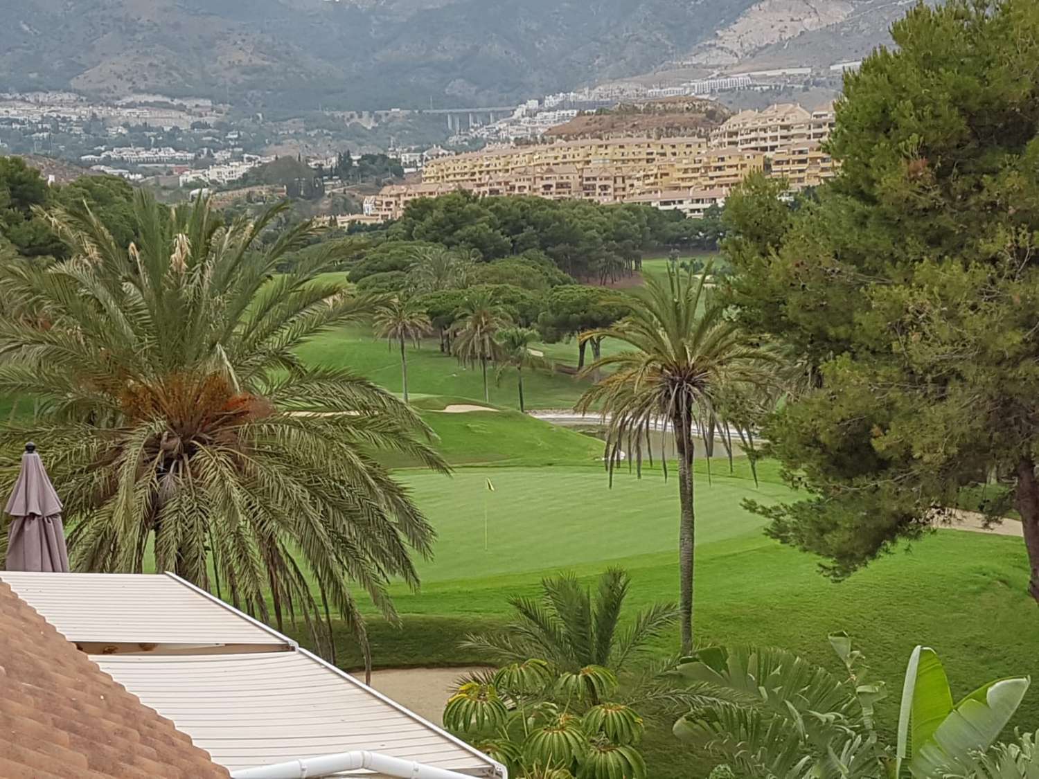 LÅNGSIKTIG VACKER DUPLEX TAKVÅNING ATT HYRA MED UTSIKT ÖVER GOLFBANAN I BENALMADENA