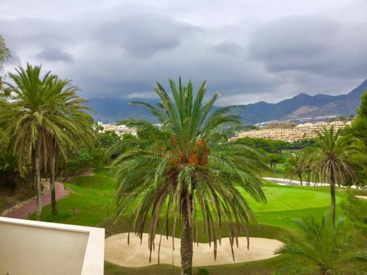 LÅNGSIKTIG VACKER DUPLEX TAKVÅNING ATT HYRA MED UTSIKT ÖVER GOLFBANAN I BENALMADENA