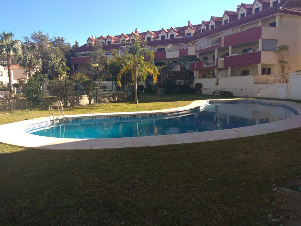 LÅNGSIKTIG VACKER DUPLEX TAKVÅNING ATT HYRA MED UTSIKT ÖVER GOLFBANAN I BENALMADENA