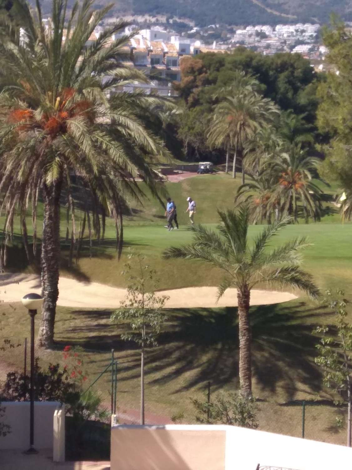 LÅNGSIKTIG VACKER DUPLEX TAKVÅNING ATT HYRA MED UTSIKT ÖVER GOLFBANAN I BENALMADENA