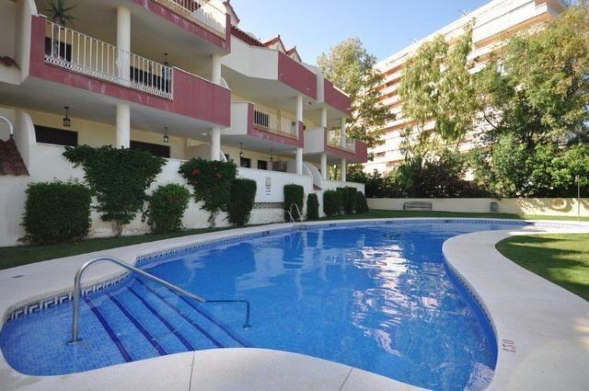 LÅNGSIKTIG VACKER DUPLEX TAKVÅNING ATT HYRA MED UTSIKT ÖVER GOLFBANAN I BENALMADENA