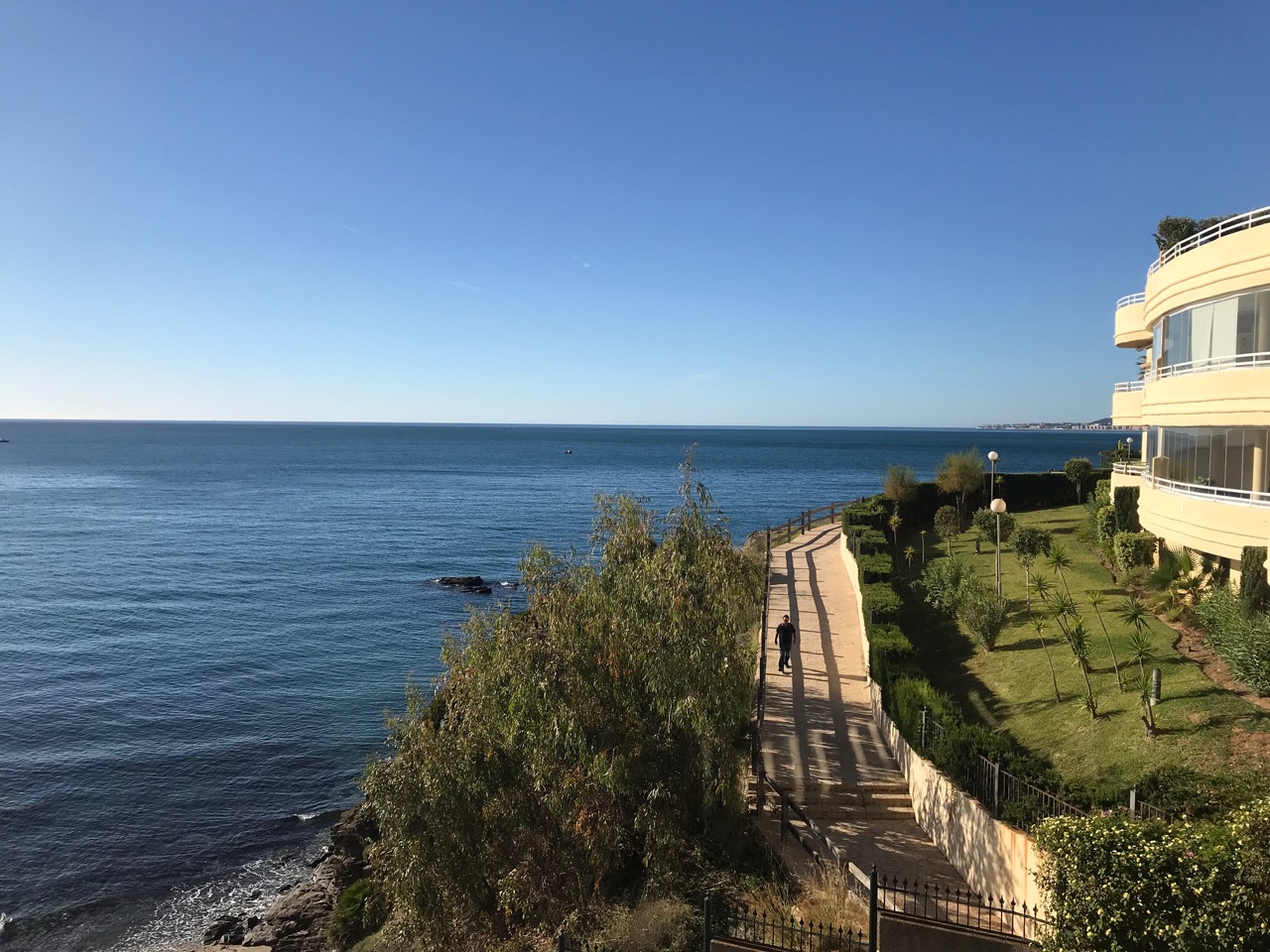 MERAVIGLIOSO APPARTAMENTO SULLA SPIAGGIA DI 1A LINEA IN VENDITA A BENALMADENA